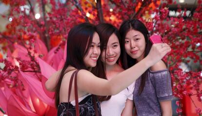 Un grupo de chicas se toman un &#039;selfie&#039; en Kuala Lumpur el verano de 2015.