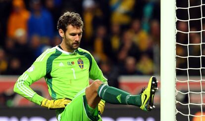 Andreas Isaksson, portero de Suecia, en un instante del partido.