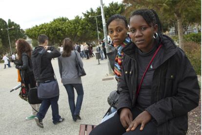 Mariama Finda Ngegba (a la izquierda) y Hawa Sesay, en el campus de la Universidad de Almería.