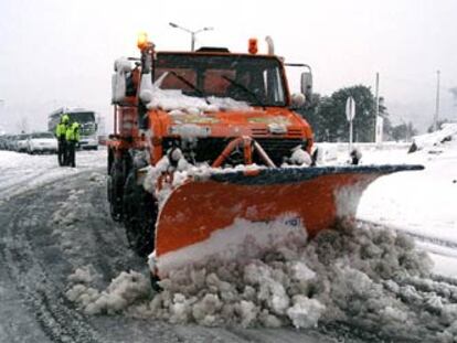 Miles de camiones, bloqueados por la nieve durante horas en la frontera con Francia