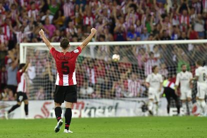 Yeray Alvarez del Athletic celebra el gol de su equipo.