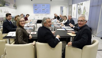 La consejera María José Salvador, el secretario de Estado de Infraestructuras, Julio Gómez-Pomar, y el alcalde de Valencia, Joan Ribó.