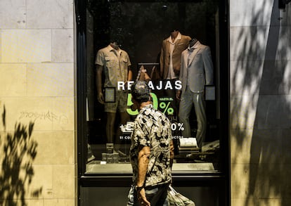 Un hombre pasa por delante de un escaparate de una tienda de Madrid.