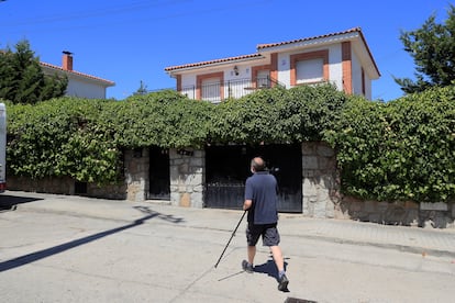 Vista de la vivienda de la mujer de 70 años cuyo cuerpo ha sido localizado descuartizado en la localidad madrileña de Chapinería.