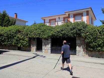 Vista de la vivienda de la mujer de 70 años cuyo cuerpo ha sido localizado descuartizado en la localidad madrileña de Chapinería.