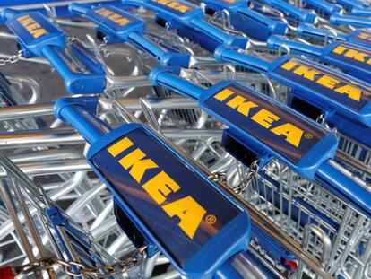 Carros en una botiga d'Ikea.