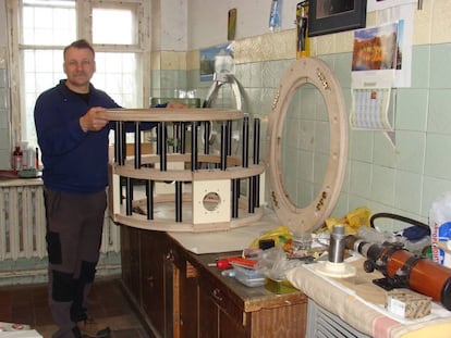 El astrónomo aficionado Gennady Borisov fabricando uno de sus telescopios