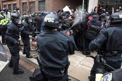 La policía intenta dispersar un grupo de manifestantes, en Washington. 


