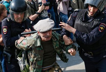 Un manifestante es detenido durante la protesta en el centro de Moscú (Rusia).