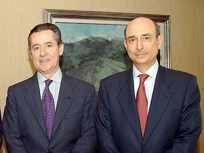 El presidente de Caja Madrid, Miguel Blesa (izquierda), y el de Iberia, Fernando Conte.