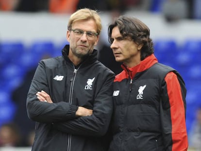 Klopp y Buvac dialogan antes de un partido del Liverpool.