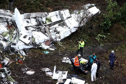 Equipos de rescate recuperan un cuerpo en el lugar del accidente aéreo ocurrido en el municipio de La Ceja, departamento de Antioquia (Colombia).