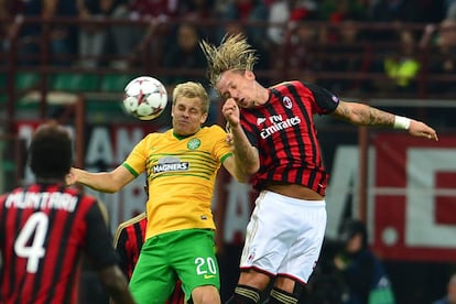 El delantero del Celtic Teemu Pukki pugna un balón con Philippe Mexes.