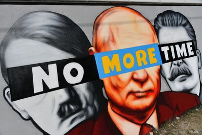 Mural en el que Putin aparece retratado junto a Hitler y Stalin en Gdansk, Polonia, el pasado martes.