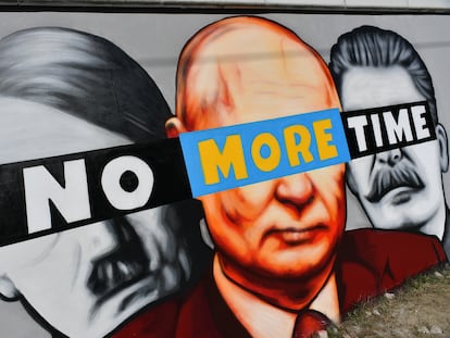 Mural en el que Putin aparece retratado junto a Hitler y Stalin en Gdansk, Polonia, el pasado martes.