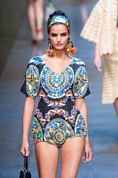 Dolce&Gabbana también apuesta por decorar los recogidos con coloridos pañuelos estampados.