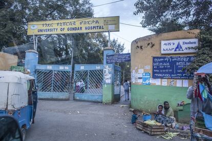 Entrada al Hospital Universitario de Gondar. “El primer niño que acogimos llegó de una de las maneras más inhumanas. Hace 20 años, unos padres nos trajeron a su hijo pequeño, de unos seis años, que se tuvo que quedar aquí ingresado por una infección grave en los pulmones. A los padres les pareció demasiado alto el precio del tratamiento y no regresaron jamás a por él. Hoy ha salido adelante, sigue con nosotros, es un hermano mayor para el resto de los chicos y ya está acabando Medicina”, comenta con orgullo el doctor Sissay.