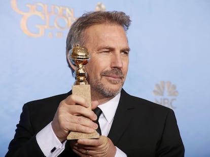 Kevin Costner tras ganar el Globo de Oro en 2013 a mejor actor de miniseries o películas para televisión por su papel en 'Hatfields & McCoys'.