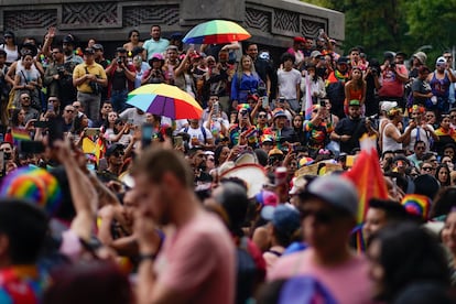 Espectadores se reúnen para ver el desfile anual del Orgullo Gay que marca la culminación del mes del Orgullo LGBTQ+, en Ciudad de México.