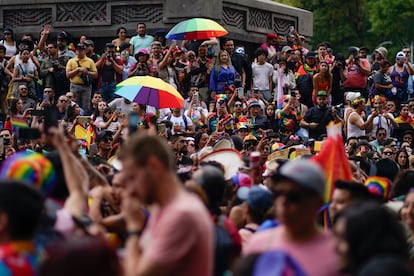 Espectadores se reúnen este sábado para ver el desfile en Paseo de la Reforma, en Ciudad de México.