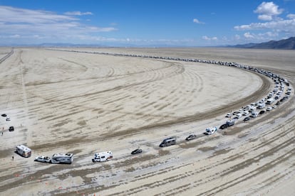 Las autoridades y coordinadores del evento permitieron finalmente este lunes 4 de septiembre la salida de los asistentes del festival Burning Man. A lo largo del fin de semana, debido a las lluvias, algunos asistentes querían dejar el campamento, pero las autoridades no lo permitieron por el riesgo de que quedaran varados.