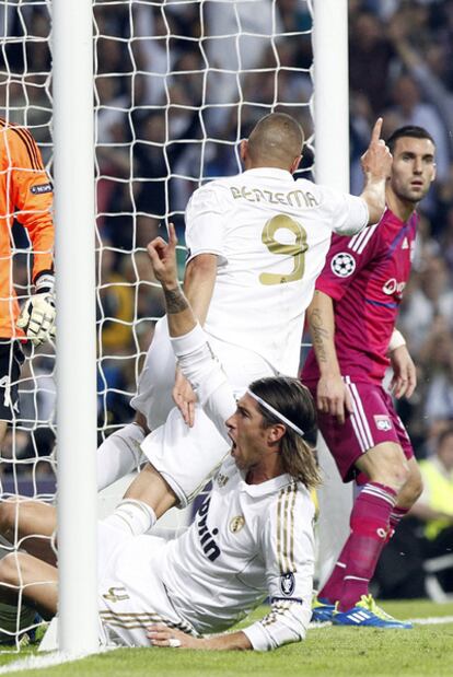 Benzema celebra el primer gol del Madrid ante el Lyon.