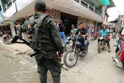 Un polic&iacute;a vigila durante la visita del vicepresidente de Colombia a Nari&ntilde;o, uno de los departamentos m&aacute;s golpeados por la violencia.