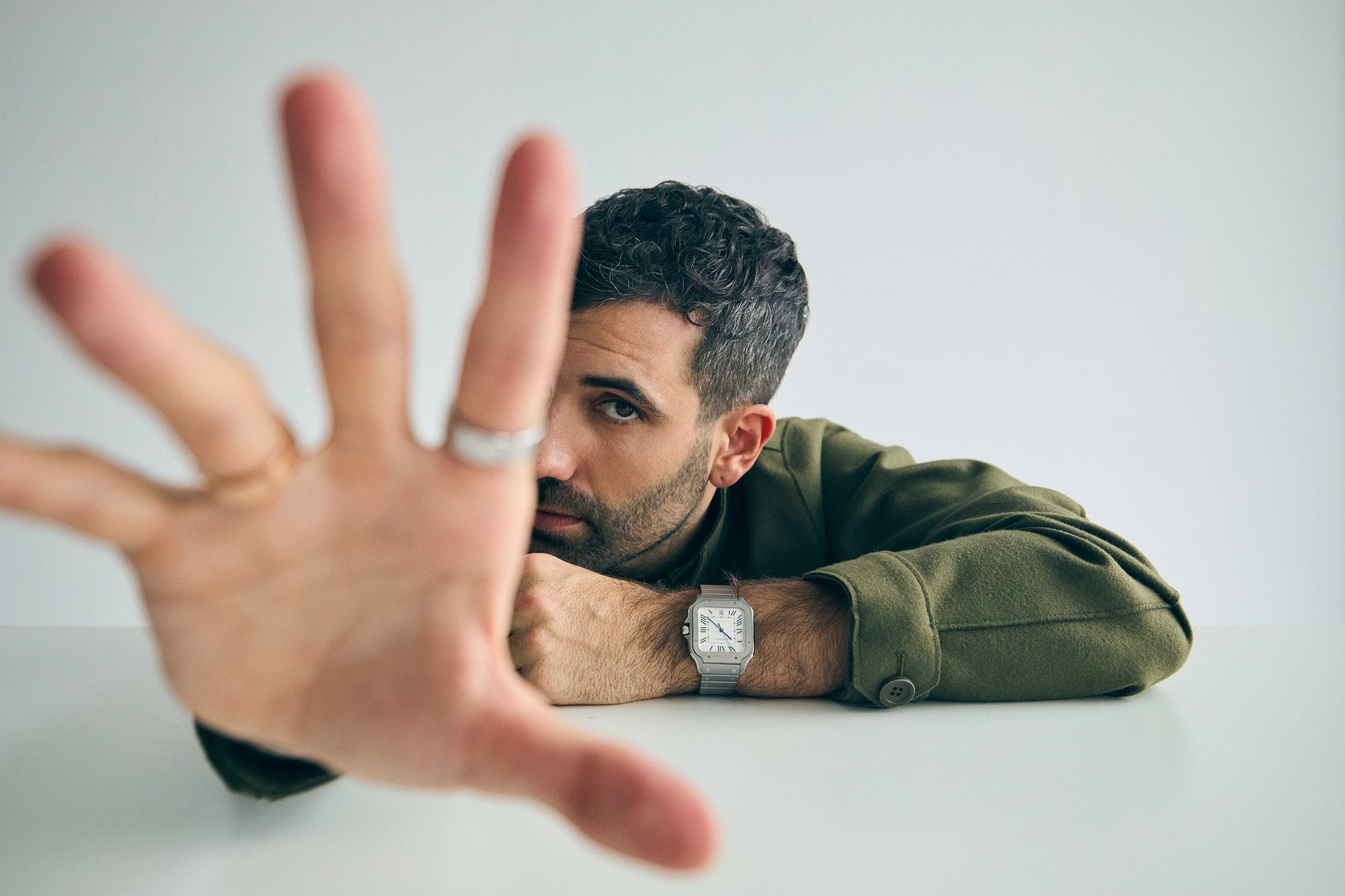 El protagonista de ‘Rondallas’, de Daniel Sánchez Arevalo, viste chaqueta Herno y lleva el nuevo Santos, de Cartier, en titanio.