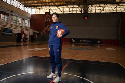 La jugadora de baloncesto del FC Barcelona Ainhoa López, en el pabellón municipal de deportes Juan Carlos Navarro de Sant Feliu del Llobregat (Barcelona), el 17 de marzo. 