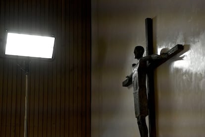 Un crucifijo en el interior de una iglesia católica.