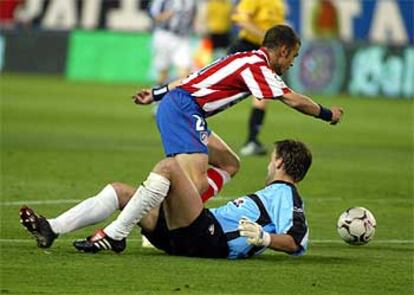 Nikolaidis regatea a Westerveld en el primer gol de su equipo.