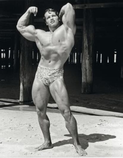 El actor, en plena exhibición de músculos, en 1966 en Santa Mónica.