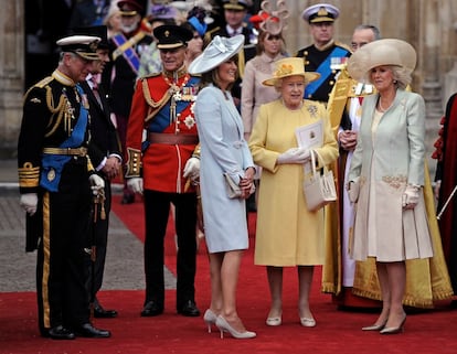 Una curiosidad un poco tétrica: La madre de la novia, Caroline Middleton, ha elegido un diseño de Catherine Walker. Según Women's Wear Daily, la madre del novio (esto es, Lady Di) fue enterrada con un vestido negro de esta diseñadora, una de sus favoritas. Por su parte, la reina Isabel II y la duquesa de Cornualles han confiado en sus diseñadoras de cabecera. La primera, de amarillo, iba de Angela Kelly. La segunda, de Anna Valentine, quien ya la vistió en su boda con el príncipe Carlos).