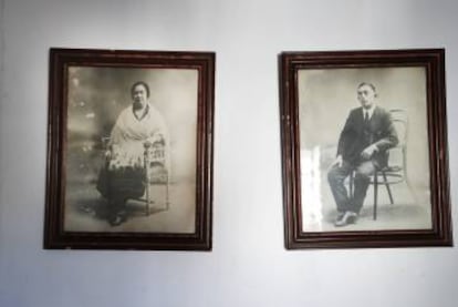 Los retratos de los abuelos de Javier Cercas que cuelgan en su casa familiar de Ibahernando.