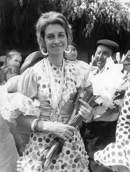 La entonces princesa Sofía de Borbón vestida de Lina en la romería de la Virgen del Rocio en el santuario de Almonte, Huelva, en mayo de 1972.