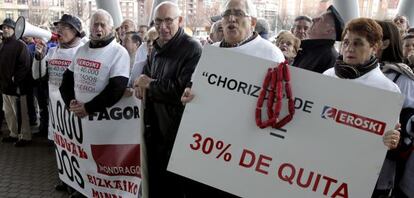 Protesta de afectados por las aportaciones subordinadas este miércoles ante el BEC. 