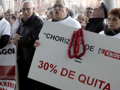 Protesta de afectados por las aportaciones subordinadas este miércoles ante el BEC. 