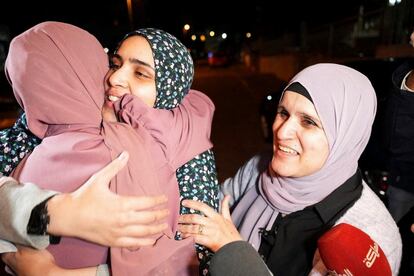 Marah Bkeer, prisionera palestina, se reencuentra con su familia en el intercambio de rehenes entre Israel y Hamás, en Jerusalem, este viernes.