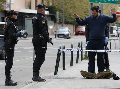 Varios policías nacionales cachean y piden la documentación a un joven que no había seguido las órdenes de confinamiento por el coronavirus, el pasado marzo en Madrid.