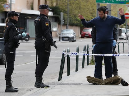 Policias nacionales cachean y piden la documentación, en marzo de 2020, a un joven que transitaba por la calle durante el confinamiento.