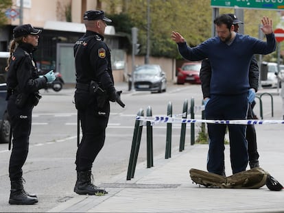 Policias nacionales cachean y piden la documentación, en marzo de 2020, a un joven que transitaba por la calle durante el confinamiento.