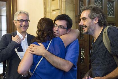 Gerardo Pisarello, primer tinent d'alcalde de Barcelona, s'abraça amb una companya.