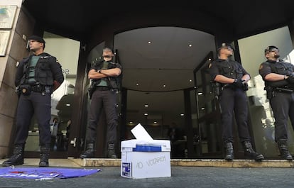 Guardias civiles, en una sede de la Generalitat durante un registro el 20 de septiembre.