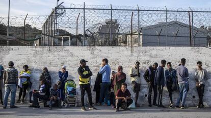 Migrantes delante de la valla del campo de Moria, en la isla griega de Lesbos.