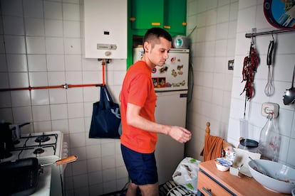 Guille, en la cocina de su casa.