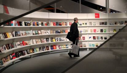 Un visitante ante uno de los espacios de la Feria del Llibro de Fráncfort.