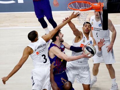 El jugador del Barcelona Lassa Ante Tomic entra a canasta entre Ayón y Randolph, ambos del Real Madrid.