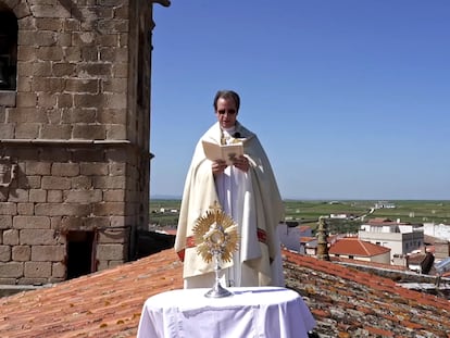 El párroco de Arroyo de la Luz, sobre el tejado de la iglesia.