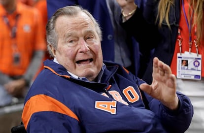 George H.W. Bush el pasado 29 de octubre en un partido de béisbol