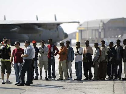 Los <i>sin papeles</i> rescatados por el pesquero <i>Francisco y Catalina</i> esperan en el aeropuerto de La Valeta para embarcar en los aviones militares españoles.